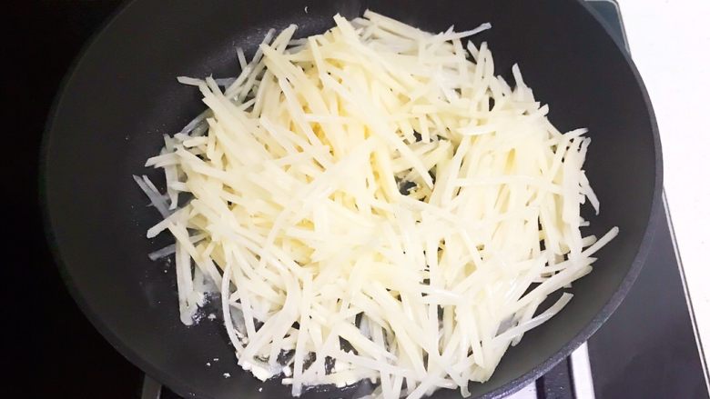 蔬菜卷,加入土豆丝，煸炒至土豆丝变透明