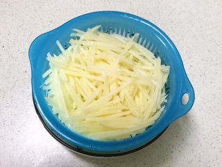 蔬菜卷,把土豆切成丝，用冷水清洗2遍，沥干水份