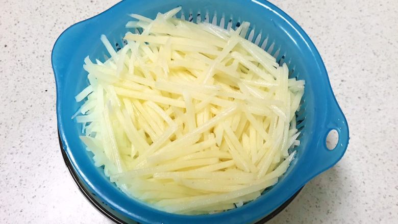 蔬菜卷,把土豆切成丝，用冷水清洗2遍，沥干水份