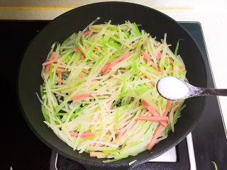 蔬菜卷,加入精盐调味