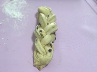 花朵蜜豆手撕吐司,切面朝上编成辫子形状。