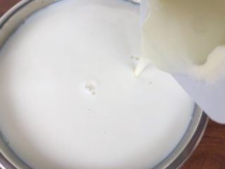 自制酸奶,倒入原味酸奶，用筷子搅拌均匀。