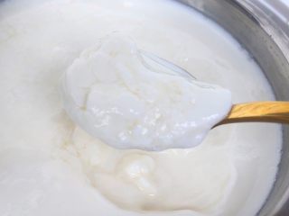 自制酸奶,10个小时以后，把盖子打开，酸奶就好了，特别简单方便吧。