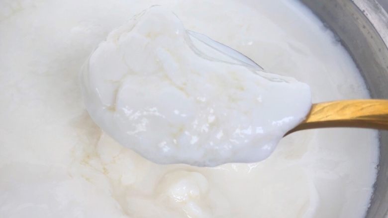 自制酸奶,10个小时以后，把盖子打开，酸奶就好了，特别简单方便吧。