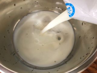 自制酸奶,把白糖倒入大碗里，加入250毫升纯牛奶，用筷子搅拌至白糖融化。