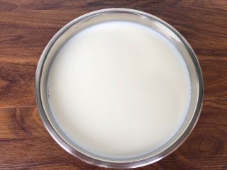 自制酸奶,再把剩下的750毫升纯牛奶倒入，搅拌均匀。