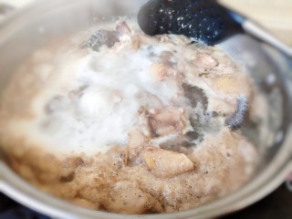 榴莲炖鸡,凉水入锅焯水，水开后去血沫子。