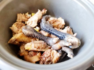 榴莲炖鸡,炒匀后要不停的，放肆的大炒大翻。