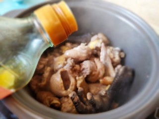 榴莲炖鸡,炒到鸡肉稍微紧缩了，加料酒去去腥，继续炒匀。