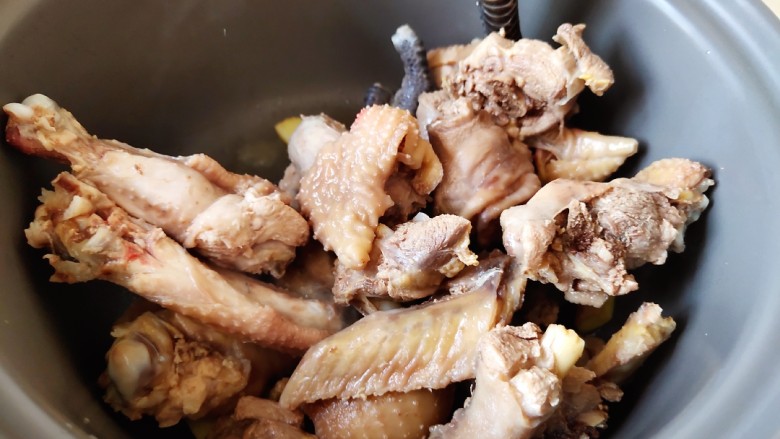 榴莲炖鸡,放入鸡肉块炒匀了，千万别小看炒鸡的步骤，会让鸡肉的鲜香，更充分的释放。