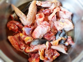榴莲炖鸡,纯正散养笨鸡，肉质特别好，也特别鲜嫩，25元一斤！店主说是养了两年的鸡。