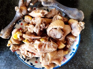 榴莲炖鸡,把鸡肉再用温水清洗一下，控水备用。