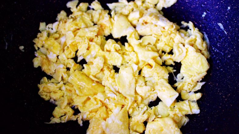 薄皮韭菜鸡蛋包,锅烧热后，倒入<a style='color:red;display:inline-block;' href='/shicai/ 849'>花生油</a>烧至六成热时，把搅拌好的鸡蛋液，倒入锅中炒熟后关火。