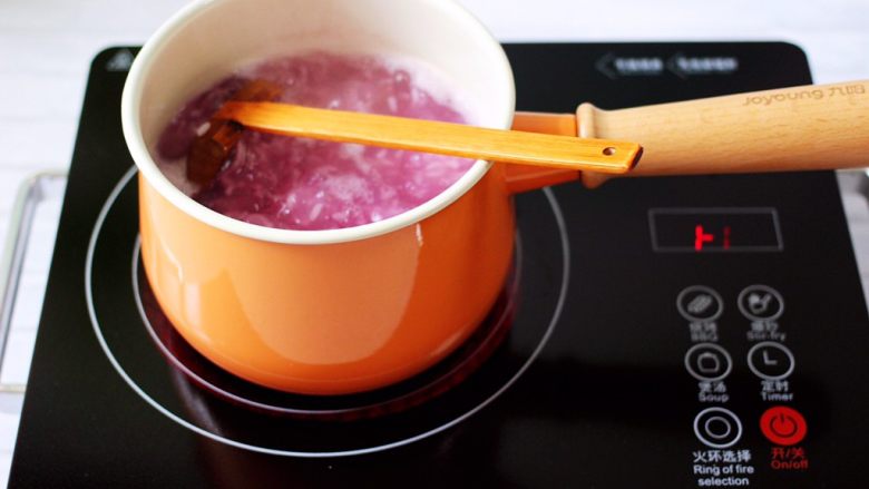 紫薯双米草莓粥,继续用中火炖煮至紫薯熟透变软。