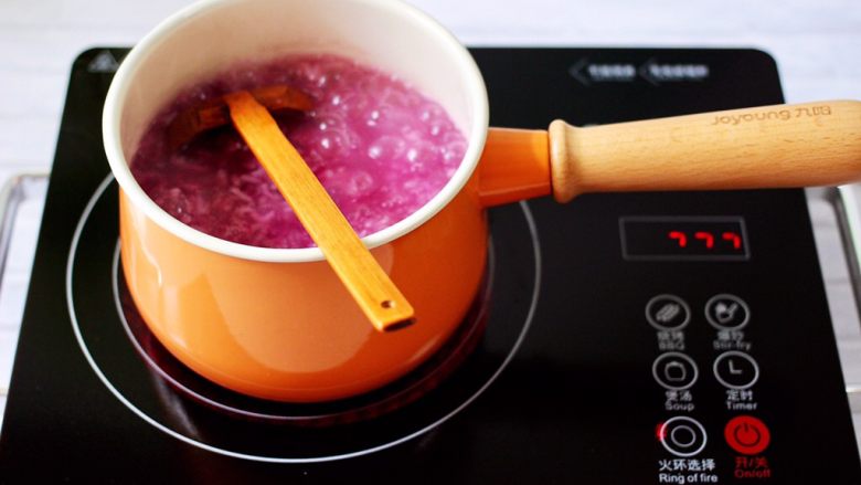 紫薯双米草莓粥,大火煮沸后，看见米粥汤汁浓稠时就可以关火了。