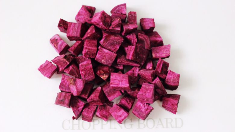 紫薯双米草莓粥,把<a style='color:red;display:inline-block;' href='/shicai/ 2643'>紫薯</a>洗净后去皮，用刀切小丁。
