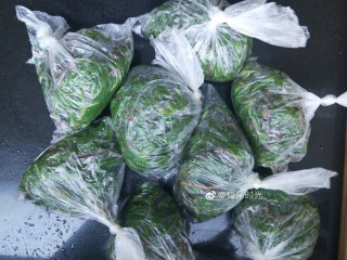 蒜蓉苦菜,装进保鲜袋里冷冻保存，这样即使冬天也可以吃到绿莹莹的野菜了。