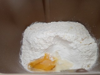 果酱夹心的毛毛虫面包,面包桶内放牛奶，高筋粉。打入一个鸡蛋