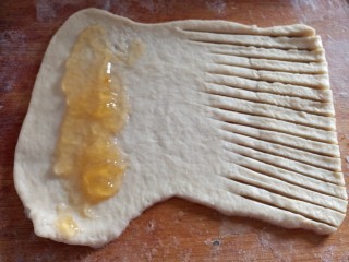 果酱夹心的毛毛虫面包,另一半用刀划成条。