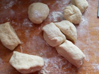 果酱夹心的毛毛虫面包,排气后分成八个面团