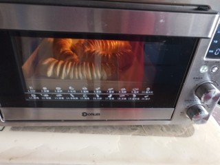 果酱夹心的毛毛虫面包,烤箱175度预热，放入烤箱烤20分钟