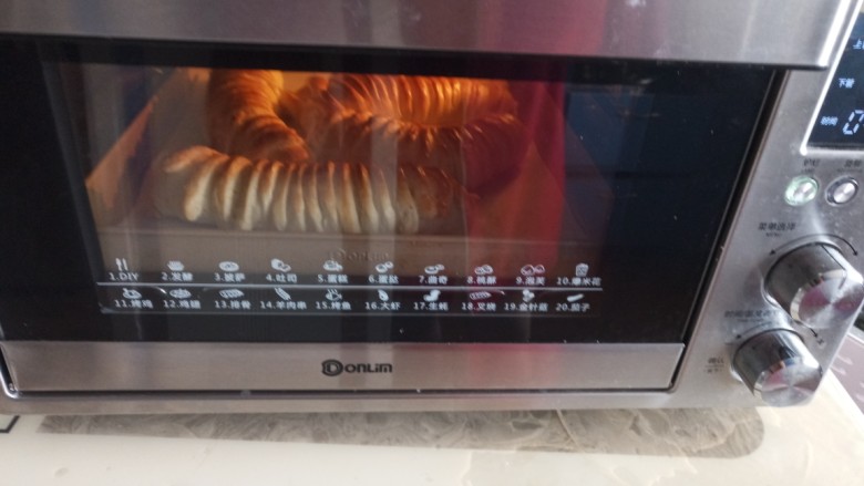 果酱夹心的毛毛虫面包,烤箱175度预热，放入烤箱烤20分钟