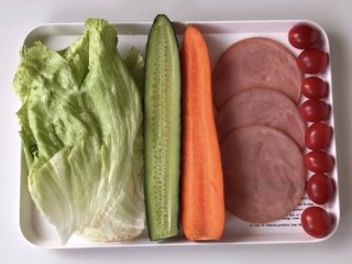 美美哒花束沙拉,准备好食材，各种蔬菜洗净，黄瓜和胡萝卜如图对半切，方便刨成长片。