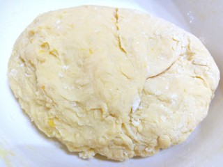 压力锅版红薯肉松面包,盖上保鲜膜，发酵至两倍大