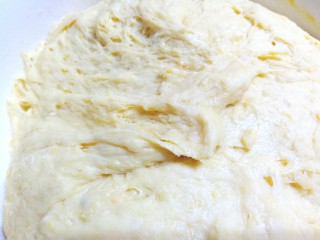 压力锅版红薯肉松面包,面发好后，取出案板上抹上玉米油，揉成长条