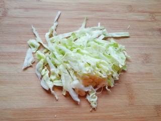 蔬菜火腿炒刀削面,包菜切成丝洗干净控干水分。