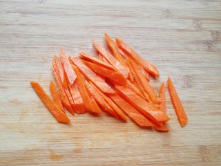 蔬菜火腿炒刀削面,胡萝卜洗干净切成条。