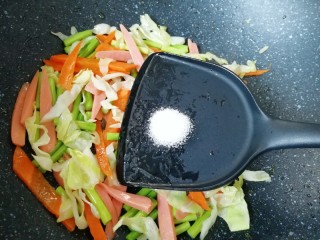 蔬菜火腿炒刀削面,放盐调味。