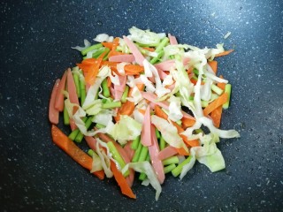 蔬菜火腿炒刀削面,翻炒至蔬菜变色。