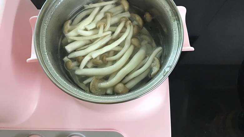 鸡蛋菌菇汤,把清洗干净的蟹味菇和金针菇放入锅中焯下水后捞出。