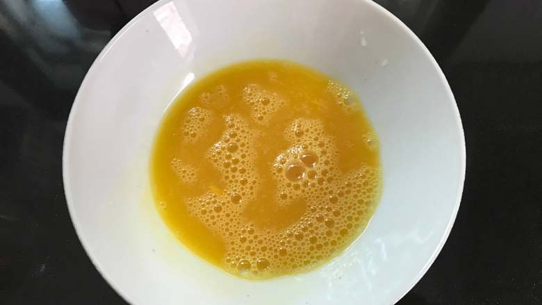 鸡蛋菌菇汤,个鸡蛋打入碗中，加入少许<a style='color:red;display:inline-block;' href='/shicai/ 718'>料酒</a>和盐搅打散。