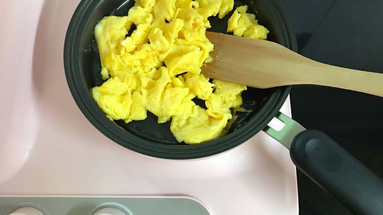 鸡蛋菌菇汤,煎锅中倒入少许油，把打散的鸡蛋液倒入锅中，稍凝固后用锅铲快速划散后翻炒均匀，盛出。