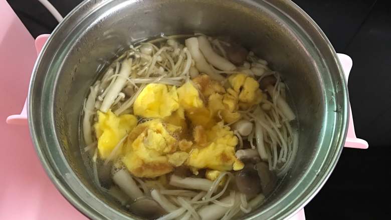 鸡蛋菌菇汤,再次煮开后，把炒好的鸡蛋一起放入锅中。