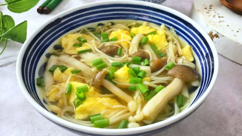 鸡蛋菌菇汤,鲜美清淡又营养，低脂低热量的鸡蛋菌菇汤。