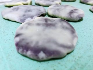 饺子皮紫薯饼,放在案板上轻轻的压成圆形。直到所有的都全部做完。