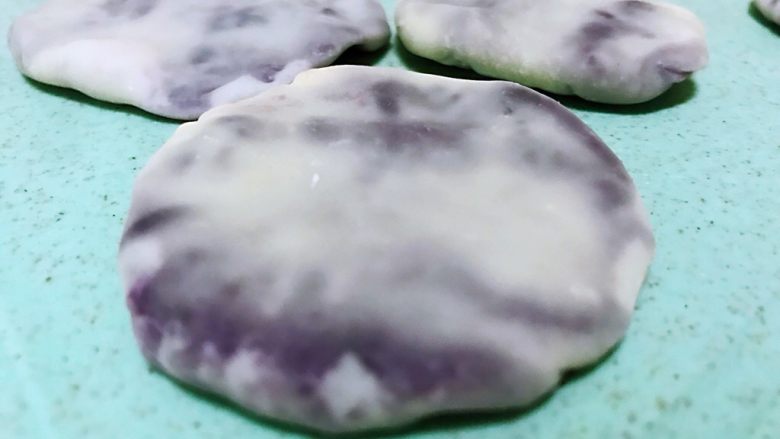饺子皮紫薯饼,放在案板上轻轻的压成圆形。直到所有的都全部做完。