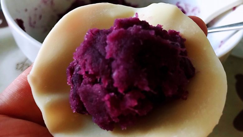 饺子皮紫薯饼,拿出一个<a style='color:red;display:inline-block;' href='/shicai/ 4346'>饺子皮</a>，将揉成团的紫薯放在上面。如果把控不好紫薯的量，可以先把紫薯捏成圆球。