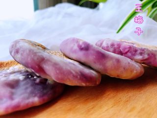 饺子皮紫薯饼,这样让饺子皮更美味的紫薯饼就做好了，不油腻，更健康。用来当做早餐饼或者零食，都是非常美味的。