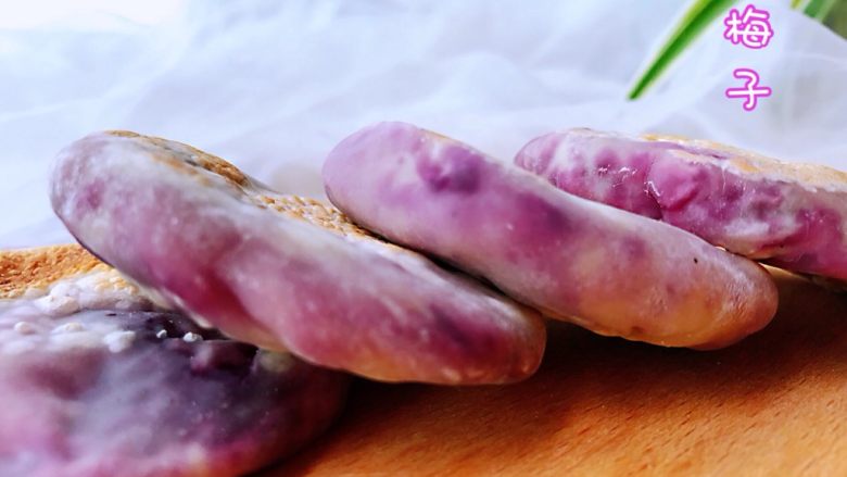 饺子皮紫薯饼,这样让饺子皮更美味的紫薯饼就做好了，不油腻，更健康。用来当做早餐饼或者零食，都是非常美味的。