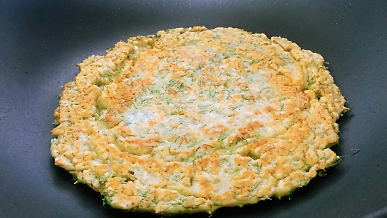 茴香苗鸡蛋饼,由于煎的时候面饼较大，吃的时候稍微放凉，切成小块儿会更方便。