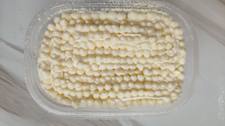 代餐粉也能吃出新花样，豆乳盒子,差不多两层蛋糕胚就可以了，最上面如图挤上卡仕达酱，筛入代餐粉