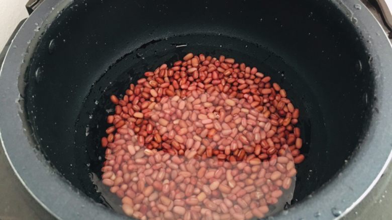 牛奶红豆卷,<a style='color:red;display:inline-block;' href='/shicai/ 156925'>水</a>和红豆一样多，放入电饭煲。