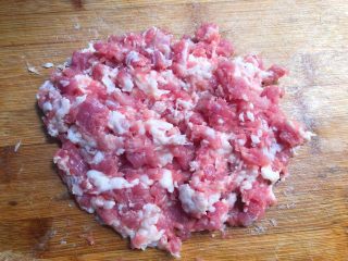 蒜苔炒肉末,五花肉去掉肉皮，清洗干净切成肉末待用。