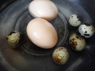 卤味拼盘,鸡蛋洗净后放入锅内煮熟
