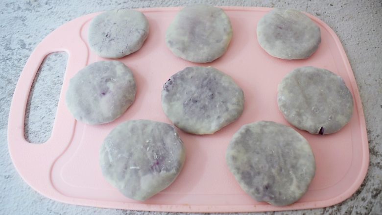 饺子皮紫薯饼,依次做完所有的饼皮备用