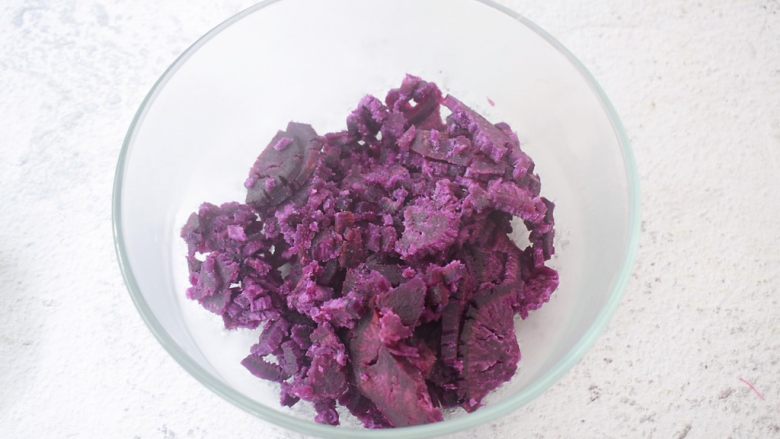 饺子皮紫薯饼,把蒸熟的紫薯放入容器中
